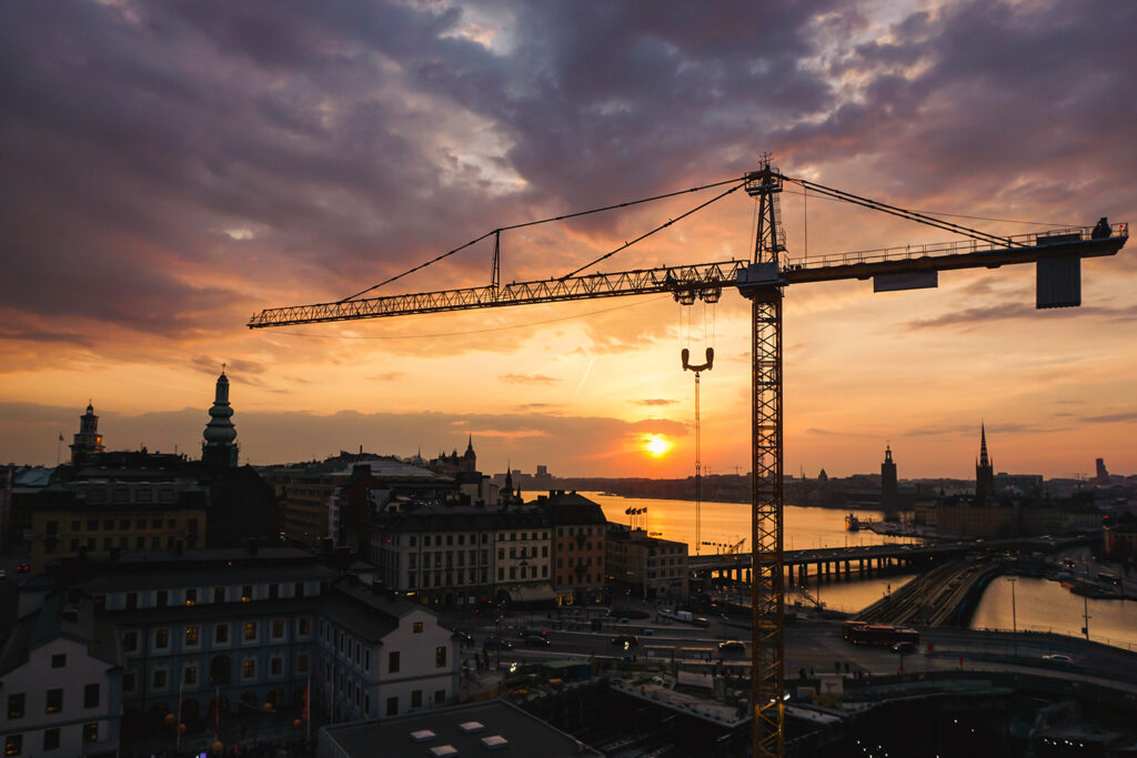 Senterra - Solnedgång över Stockholm med en lyftkran i fokus